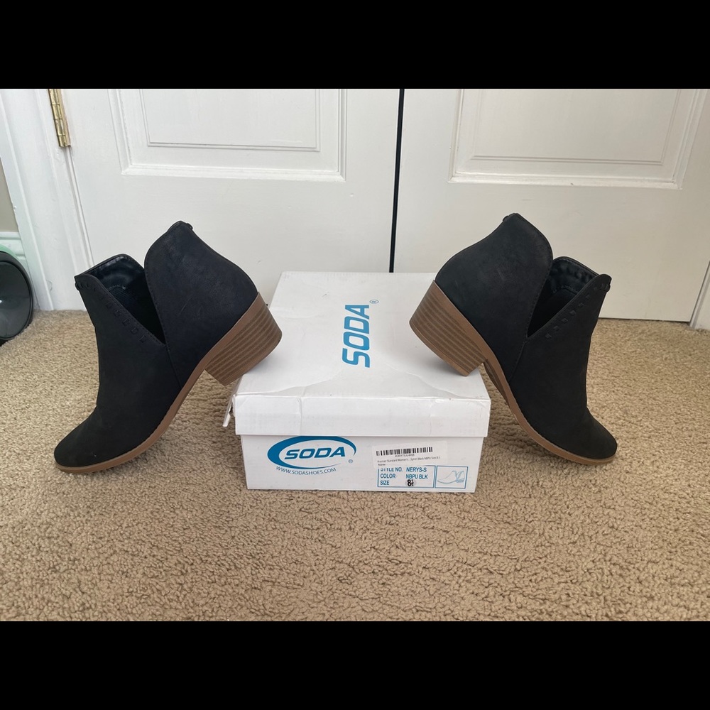 Women’s low cut black bootie